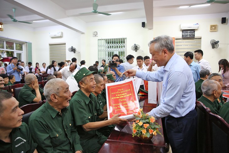 Deputy PM, NA Vice Chairman visit national contributors  - ảnh 1