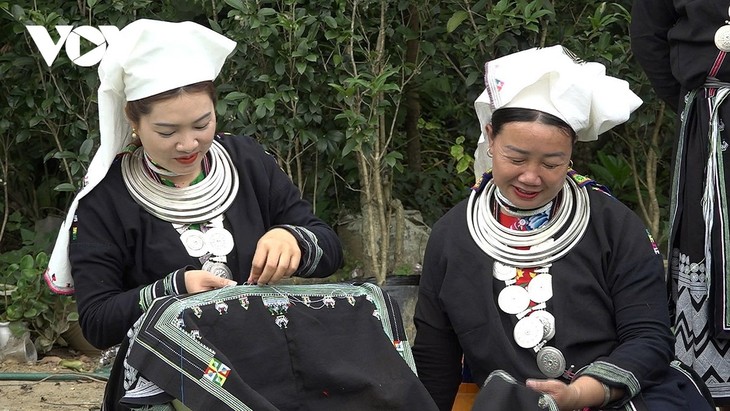 Dao Tien ethnic hamlet preserves brocade weaving - ảnh 2