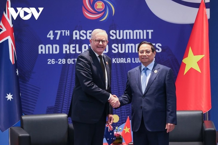 PM meets with Australian PM, Russian Deputy PM on ASEAN Summit sidelines - ảnh 1