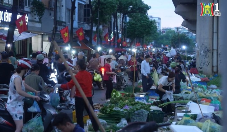 Hanoi’s dawn market draws thrifty shoppers - ảnh 1