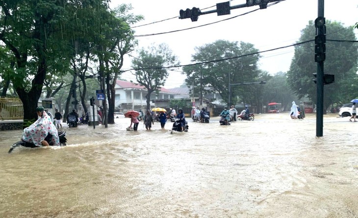Central provinces evacuate residents from flood, landslide areas overnight - ảnh 1