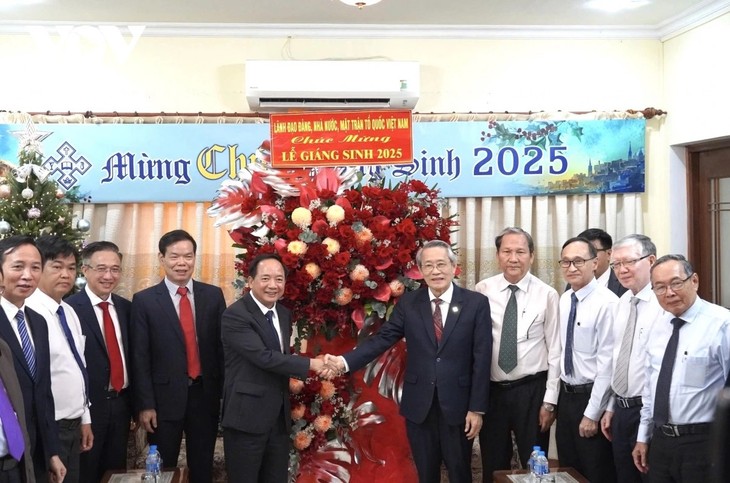 Party, State leaders extend Xmas greetings to Catholics - ảnh 2