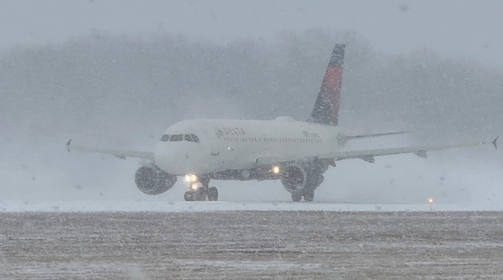 Snowstorm hits US Northeast, triggering thousands of flight delays - ảnh 1
