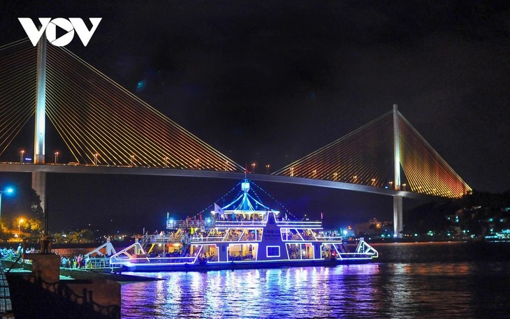 Quang Ninh lights up night-time economy - ảnh 2