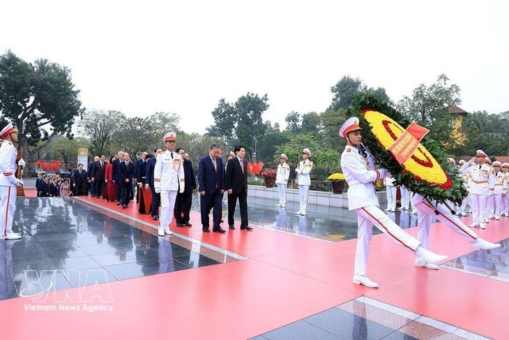 Party, State leaders pay tribute to President Ho Chi Minh ahead of Lunar New Year - ảnh 1
