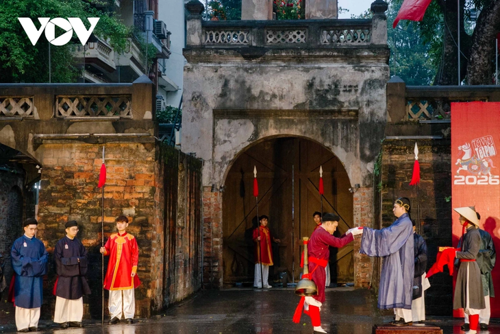 Hanoi’s ancient gate-opening ritual for Lunar New Year reenacted  - ảnh 2