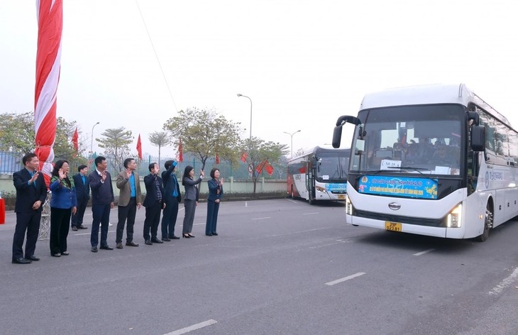 Thousands of Tet gifts delivered to trade union members, workers - ảnh 2