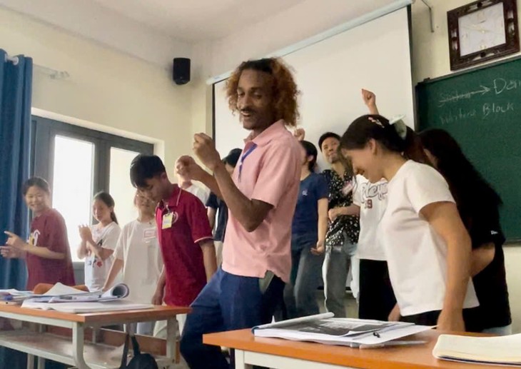 From California streets to Lao Cai classrooms: Teaching English through dance - ảnh 3