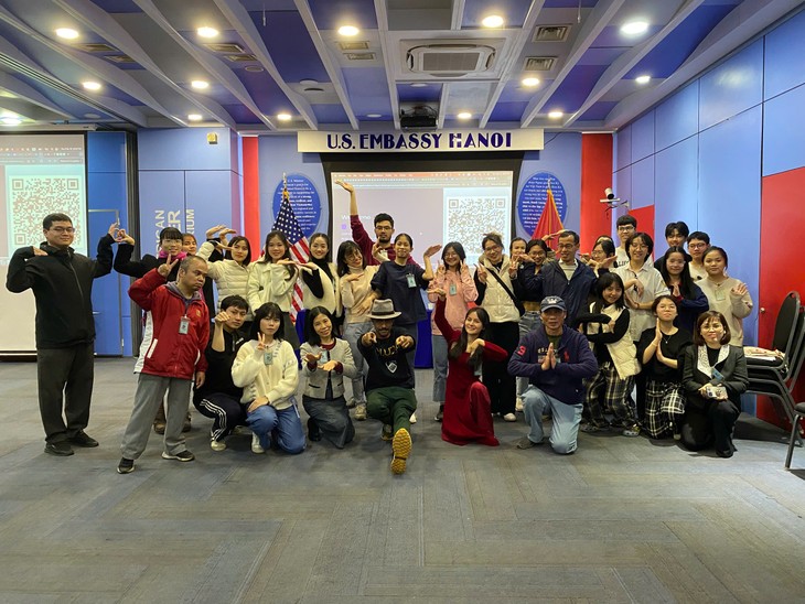 From California streets to Lao Cai classrooms: Teaching English through dance - ảnh 1