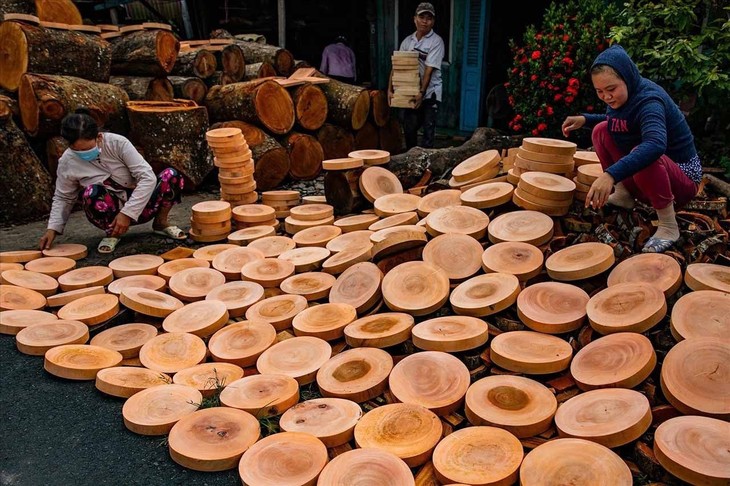 Dinh An village: seven decades of making chopping boards - ảnh 1