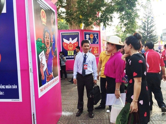 国会代表和各级人民议会代表选举宣传画展和流动宣传联欢活动举行  - ảnh 1