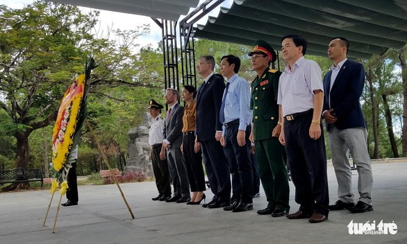 Lần đầu tiên, đại sứ Mỹ viếng nghĩa trang liệt sĩ quốc gia Trường Sơn - ảnh 3