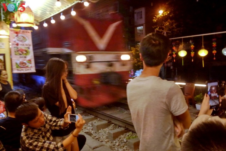 Trải nghiệm cafe đường tàu độc đáo tại Hà Nội - ảnh 15
