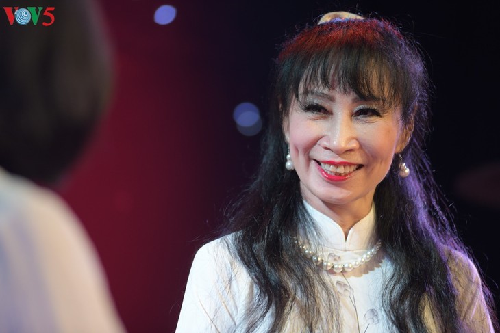 Nhà văn Hoài Hương ra mắt cuốn sách “Hà Nội hoa tình“ - ảnh 2