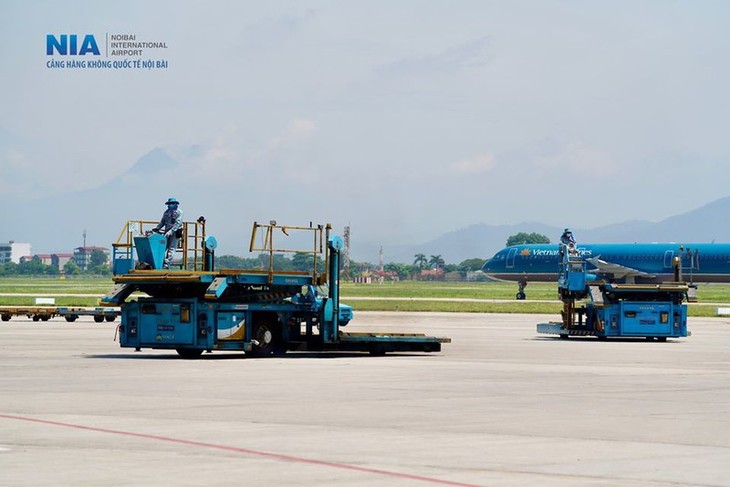 Chùm ảnh: Nhân viên sân bay Nội Bài đẫm mồ hôi làm việc giữa nắng thiêu đốt - ảnh 2