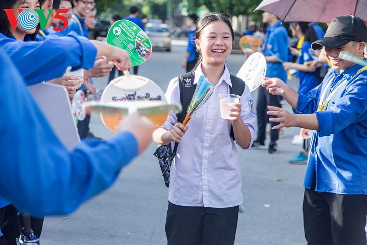 Học sinh cấp II Hà Nội phấn khởi hoàn thành kỳ thi tuyển sinh lớp 10 - ảnh 2