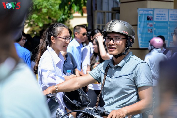 Học sinh cấp II Hà Nội phấn khởi hoàn thành kỳ thi tuyển sinh lớp 10 - ảnh 12