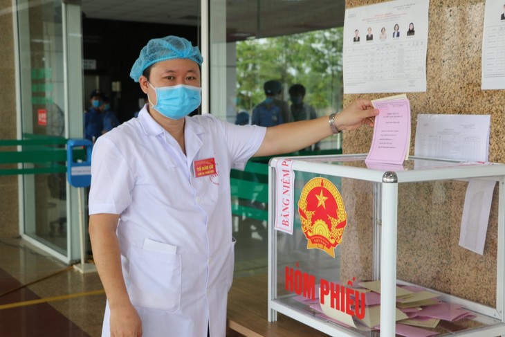 Bầu cử trong tâm dịch COVID-19: Ngập tràn tự hào, nghiêm túc tuân thủ quy định phòng dịch - ảnh 8