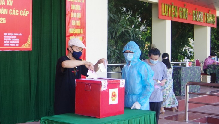 Bầu cử trong tâm dịch COVID-19: Ngập tràn tự hào, nghiêm túc tuân thủ quy định phòng dịch - ảnh 12