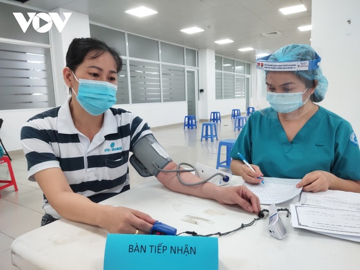 Hàng ngàn công nhân tại TP.HCM tiêm vaccine Covid-19 - ảnh 2