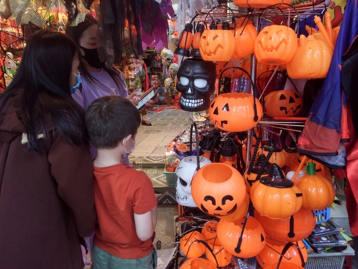 Không khí phố Hàng Mã những ngày gần lễ Halloween - ảnh 7