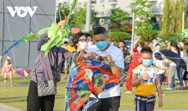 Hàng nghìn người thả diều, biểu diễn dưỡng sinh bên vịnh Hạ Long - ảnh 10