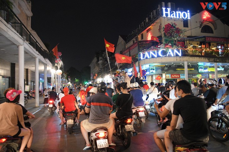 Cổ động viên cả nước vỡ òa niềm vui khi đội tuyện bóng đá nam lọt vào chung kết SEAGames 31 - ảnh 5