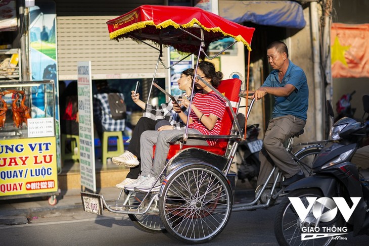 Du khách nước ngoài lại thoải mái thăm thú phố cổ Hà Nội - ảnh 1