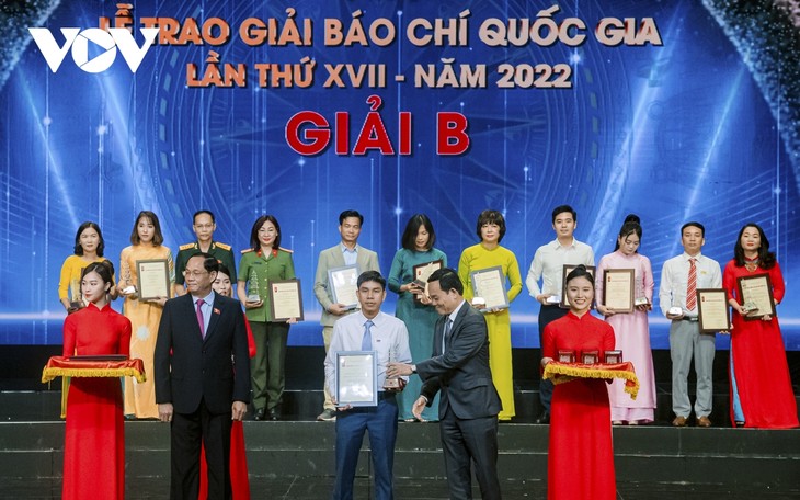 Toàn cảnh Lễ trao Giải Báo chí Quốc gia lần thứ 17 năm 2022 - ảnh 9