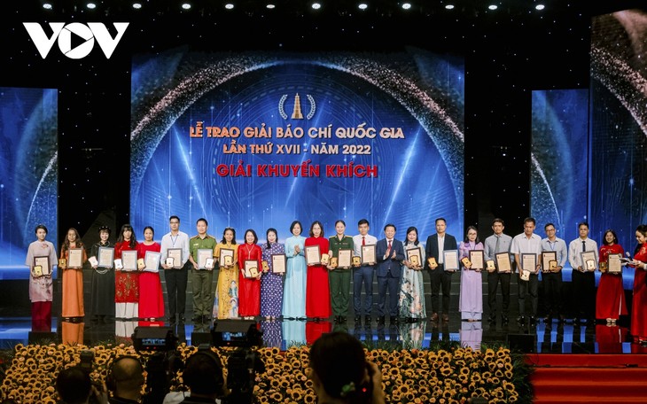 Toàn cảnh Lễ trao Giải Báo chí Quốc gia lần thứ 17 năm 2022 - ảnh 15