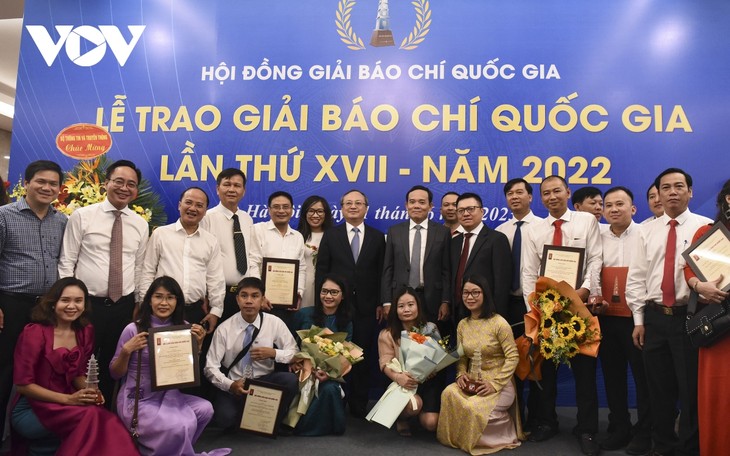 Toàn cảnh Lễ trao Giải Báo chí Quốc gia lần thứ 17 năm 2022 - ảnh 16