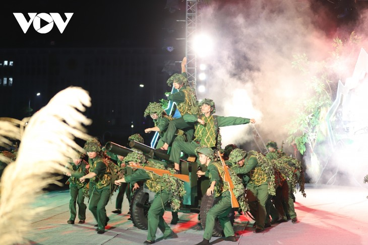 Hùng tráng chương trình nghệ thuật “Bản hùng ca Sơn La - Tây Bắc” - ảnh 7