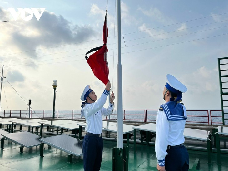 Các đảo, nhà giàn DK1, tàu trực trên biển treo cờ rủ tưởng nhớ Tổng Bí thư Nguyễn Phú Trọng - ảnh 7