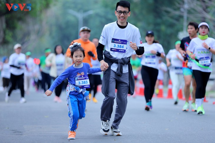 Hàng nghìn người dân tham dự Giải chạy hưởng ứng “Toàn dân tiết kiệm năng lượng hưởng ứng Giờ Trái đất năm 2025“ - ảnh 9