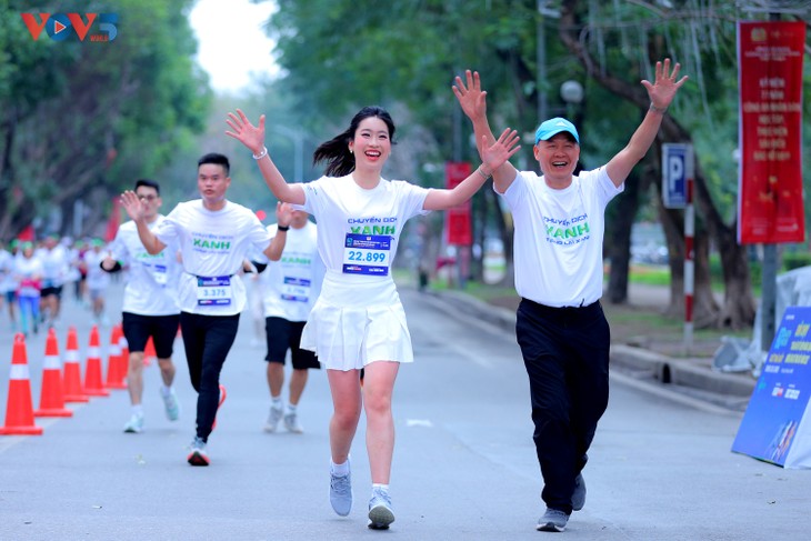 Hàng nghìn người dân tham dự Giải chạy hưởng ứng “Toàn dân tiết kiệm năng lượng hưởng ứng Giờ Trái đất năm 2025“ - ảnh 10