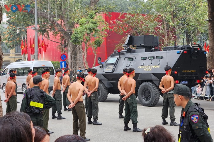 Người dân thích thú thưởng thức chương trình Vinh quang Công an Nhân dân Việt Nam - ảnh 8