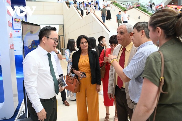 Hội báo toàn quốc 2025: Nhiều hoạt động sôi nổi tại gian trưng bày của VOV - ảnh 15