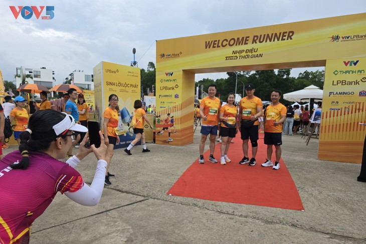 Rực rỡ sắc màu tại đường chạy VTV LPBank - Nhịp điệu xuyên thời gian - ảnh 2