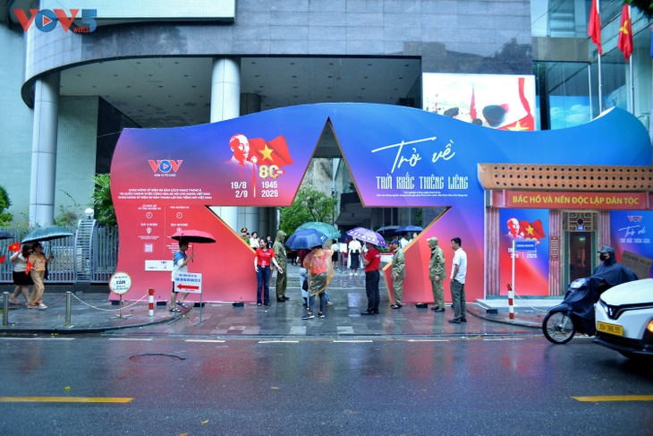 Người dân háo hức trải nghiệm “Trở về thời khắc thiêng liêng“ - ảnh 2