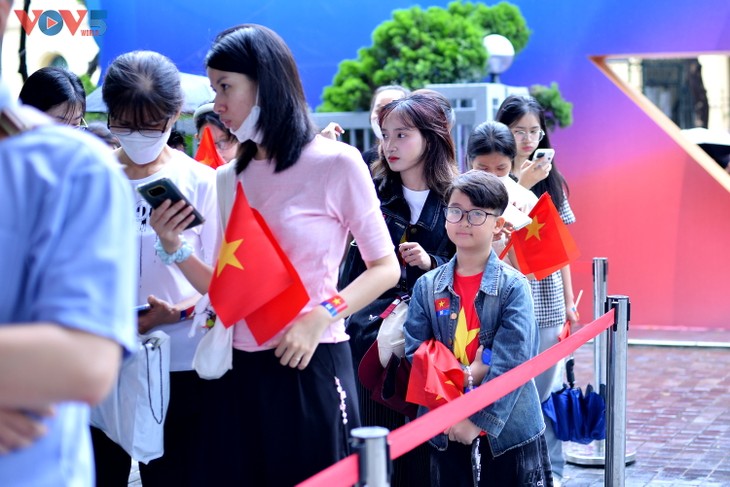 Người dân háo hức trải nghiệm “Trở về thời khắc thiêng liêng“ - ảnh 4