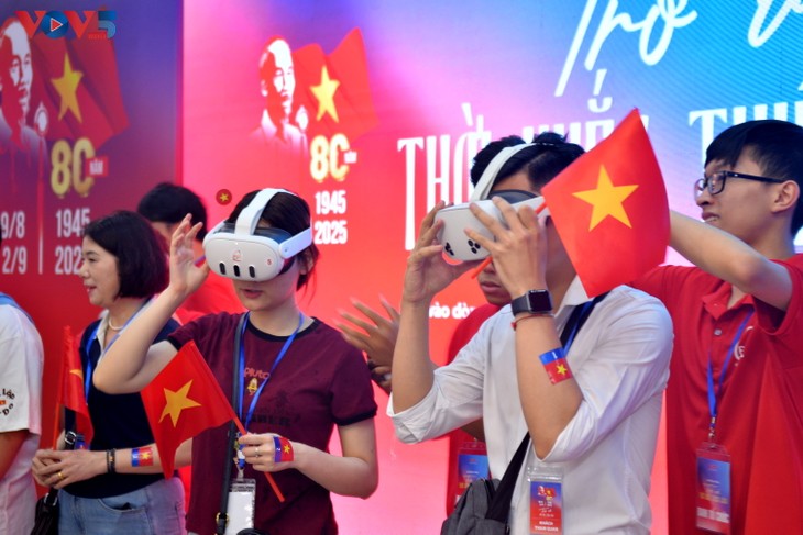 Người dân háo hức trải nghiệm “Trở về thời khắc thiêng liêng“ - ảnh 7