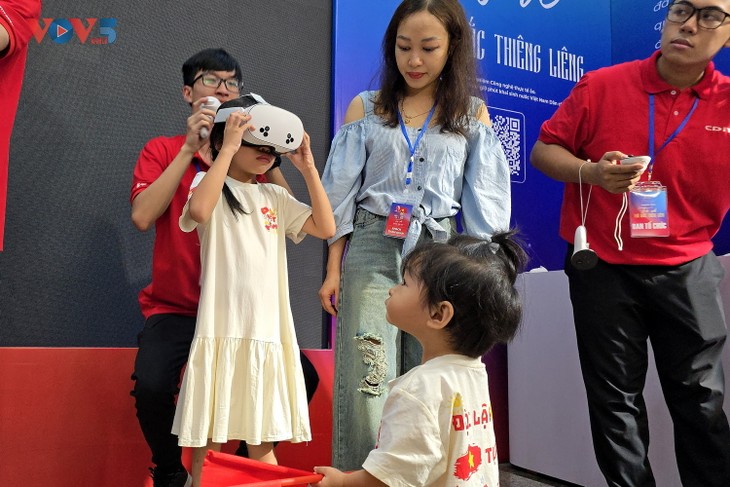 Người dân háo hức trải nghiệm “Trở về thời khắc thiêng liêng“ - ảnh 8