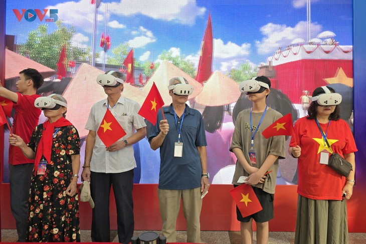 Người dân háo hức trải nghiệm “Trở về thời khắc thiêng liêng“ - ảnh 9