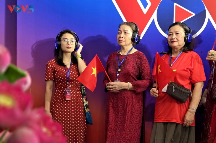 Người dân háo hức trải nghiệm “Trở về thời khắc thiêng liêng“ - ảnh 10