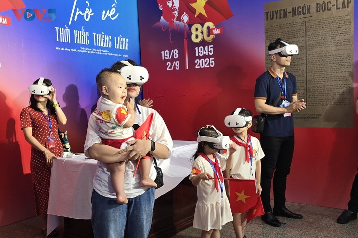 Người dân háo hức trải nghiệm “Trở về thời khắc thiêng liêng“ - ảnh 11