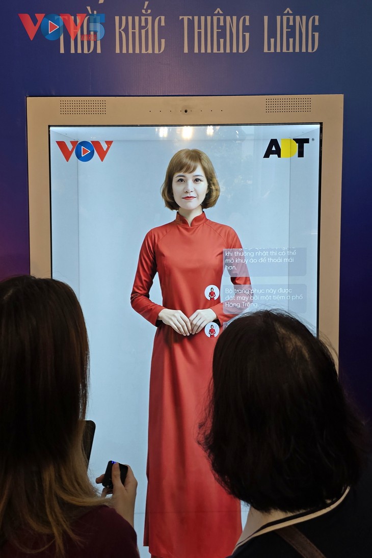 Người dân háo hức trải nghiệm “Trở về thời khắc thiêng liêng“ - ảnh 12