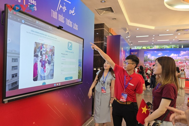 Người dân háo hức trải nghiệm “Trở về thời khắc thiêng liêng“ - ảnh 13