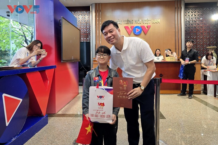 Người dân háo hức trải nghiệm “Trở về thời khắc thiêng liêng“ - ảnh 15