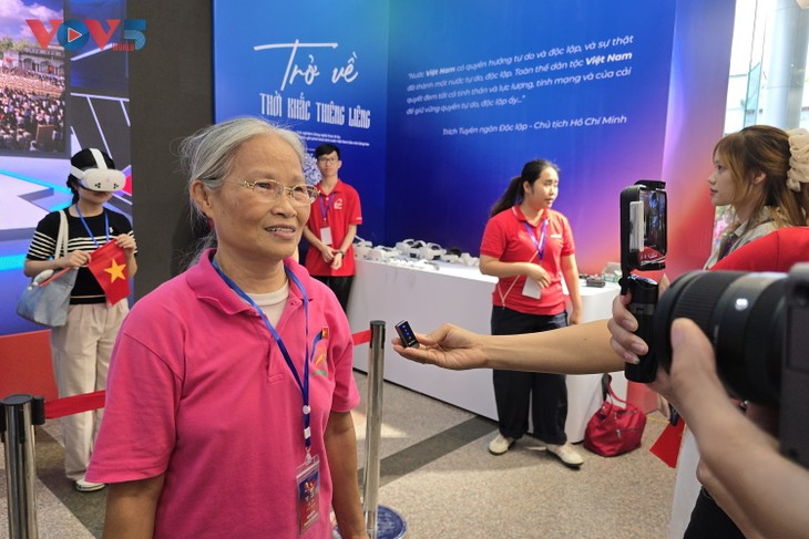 Người dân háo hức trải nghiệm “Trở về thời khắc thiêng liêng“ - ảnh 16