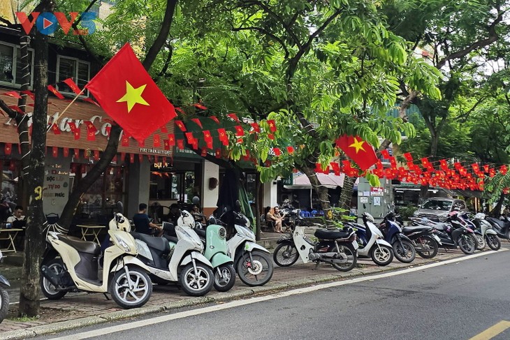 Cùng người dân đội mưa trang trí cờ hoa đón chào ngày lễ lớn của dân tộc - ảnh 1